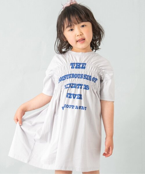 and D. petit main(アンドディープティマイン)の「ロゴプリントシャーリング半袖ワンピース(ワンピース・キッズ・サーモンピンク/サックスブルー/ライトグレー・100cm/120cm/130cm/140cm/110cm)」の1枚目の写真
