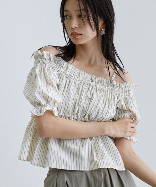 GALLEST（ギャレスト）の「【一部店舗限定】オフショルシャーリングブラウス（シャツ/ブラウス・レディース・サックスブルー系2/ベージュ系その他6/ホワイト系3・38）」の2枚目の写真