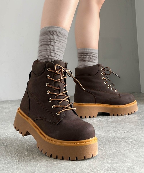 Java(ジャバ)の「《JaVaジャバコラボ》ボリューム感でスタイルアップを叶える♪ヌバック調素材7ホール撥水加工ブーツ(ブーツ・レディース・ダークブラウン/ベージュ・X-LARGE/LARGE/MEDIUM/SMALL)」の2枚目の写真