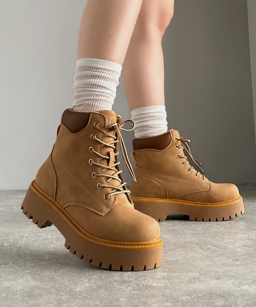 Java(ジャバ)の「《JaVaジャバコラボ》ボリューム感でスタイルアップを叶える♪ヌバック調素材7ホール撥水加工ブーツ(ブーツ・レディース・ダークブラウン/ベージュ・X-LARGE/LARGE/MEDIUM/SMALL)」の1枚目の写真