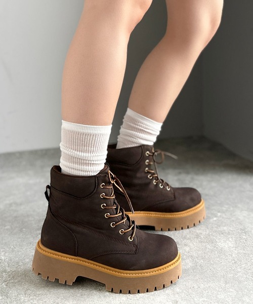 Java(ジャバ)の「《JaVaジャバコラボ》ボリューム感でスタイルアップを叶える♪ヌバック調素材7ホール撥水加工ブーツ(ブーツ・レディース・ダークブラウン/ベージュ・X-LARGE/LARGE/MEDIUM/SMALL)」の3枚目の写真