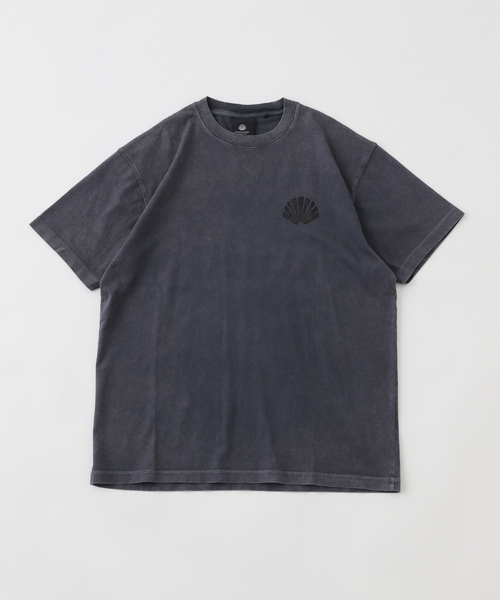 JOURNAL STANDARD relume(ジャーナルスタンダード レリューム)の「NEW AMSTERDAM SURF ASSOCIATION LOGO TEE WASHED EMBRO 2501102001/002(Tシャツ/カットソー・メンズ・ブラック/パープル・MEDIUM/LARGE)」の1枚目の写真