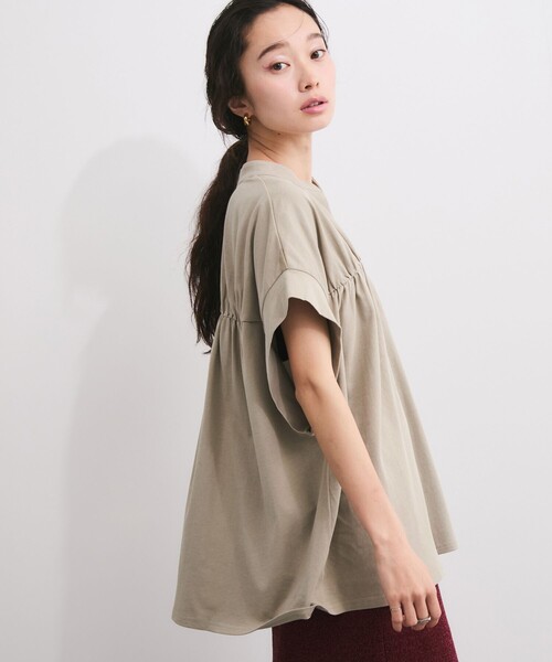 le cercle ADAM ET ROPE'(ルセルクルアダムエロペ)の「ドライ天竺スキッパーギャザーTシャツ(Tシャツ/カットソー・レディース・ブラック/ホワイト/ブラウン・FREE)」の3枚目の写真