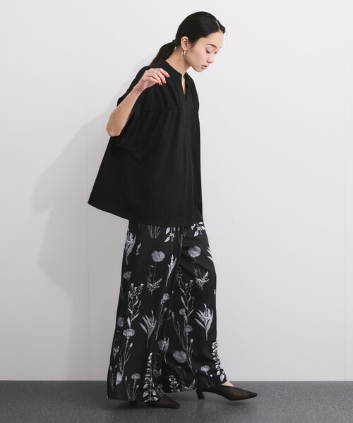le cercle ADAM ET ROPE'(ルセルクルアダムエロペ)の「ドライ天竺スキッパーギャザーTシャツ(Tシャツ/カットソー・レディース・ブラック/ホワイト/ブラウン・FREE)」の5枚目の写真