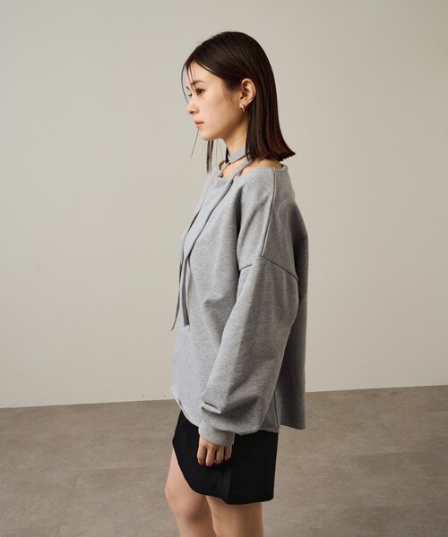 Omekashi（オメカシ）の「チョーカー付きオフショルスウェット