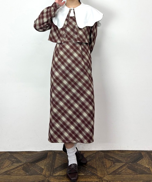 NICOLE CLUB(ニコル クラブ)の「カーディガンセットキャミワンピース(ワンピース・レディース・ブルー/レッド/チャコール・MEDIUM)」の4枚目の写真