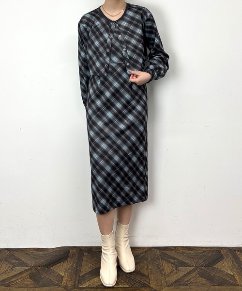 NICOLE CLUB(ニコル クラブ)の「カーディガンセットキャミワンピース(ワンピース・レディース・ブルー/レッド/チャコール・MEDIUM)」の13枚目の写真
