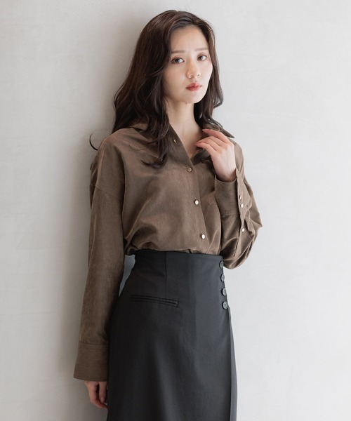 Andemiu(アンデミュウ)の「スウェードライクシャツ587166(シャツ/ブラウス・レディース・チャコールグレー/ブラウン/アイボリー・FREE)」の1枚目の写真