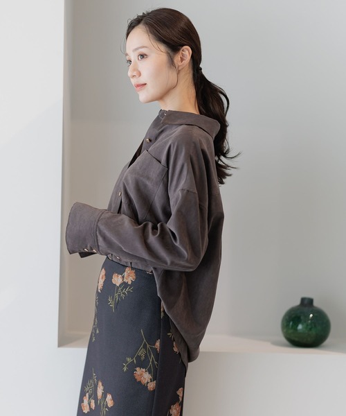 Andemiu(アンデミュウ)の「スウェードライクシャツ587166(シャツ/ブラウス・レディース・チャコールグレー/ブラウン/アイボリー・FREE)」の10枚目の写真