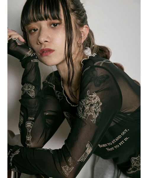 MURUA（ムルーア）の「Sarah×MURUAタトゥーライクシアートップス（Tシャツ/カットソー・レディース・アイボリー/ブラック・FREE）」の3枚目の写真