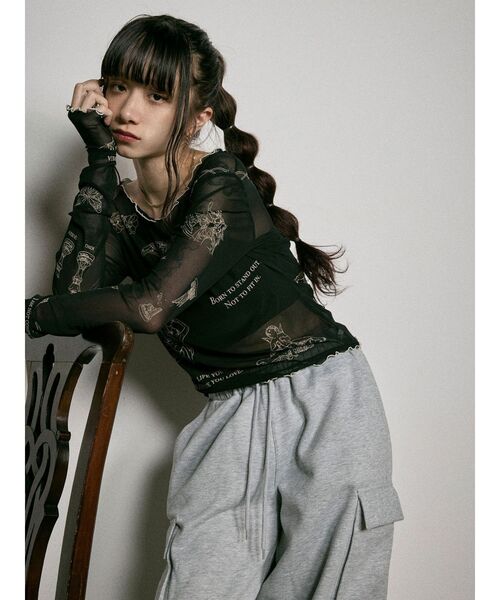 MURUA（ムルーア）の「Sarah×MURUAタトゥーライクシアートップス（Tシャツ/カットソー・レディース・アイボリー/ブラック・FREE）」の4枚目の写真