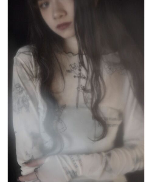 MURUA（ムルーア）の「Sarah×MURUAタトゥーライクシアートップス（Tシャツ/カットソー・レディース・アイボリー/ブラック・FREE）」の12枚目の写真