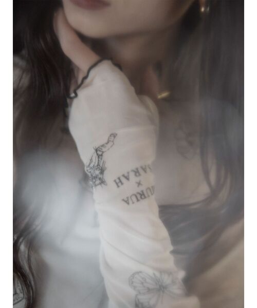 MURUA（ムルーア）の「Sarah×MURUAタトゥーライクシアートップス（Tシャツ/カットソー・レディース・アイボリー/ブラック・FREE）」の13枚目の写真