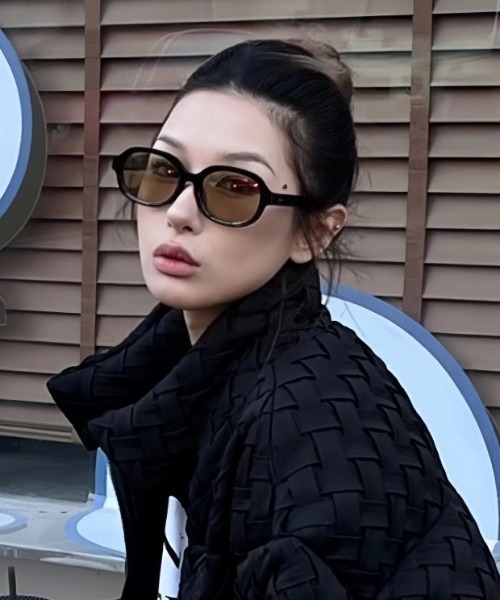 Vipoa（ヴィポア）の「BROWN LENS ブラックオーバルサングラス（サングラス・レディース・ブラウン系その他・FREE）」の2枚目の写真