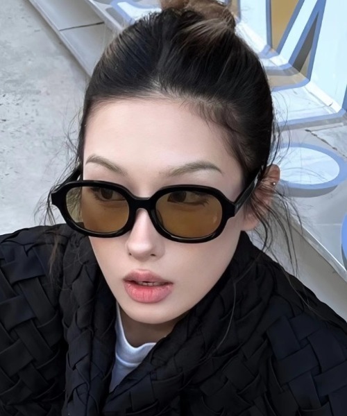 Vipoa（ヴィポア）の「BROWN LENS ブラックオーバルサングラス（サングラス・レディース・ブラウン系その他・FREE）」の7枚目の写真