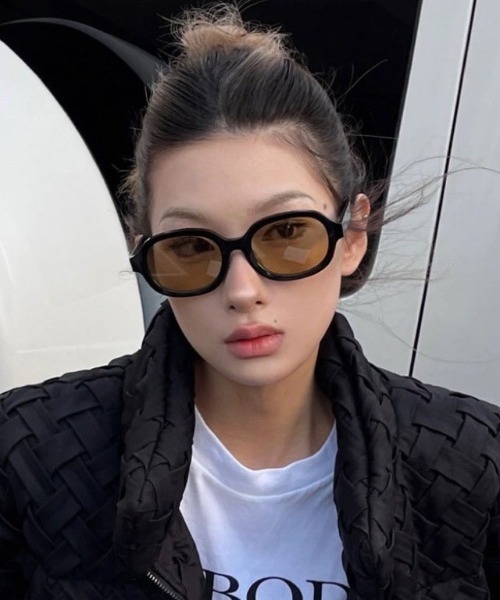 Vipoa（ヴィポア）の「BROWN LENS ブラックオーバルサングラス（サングラス・レディース・ブラウン系その他・FREE）」の8枚目の写真