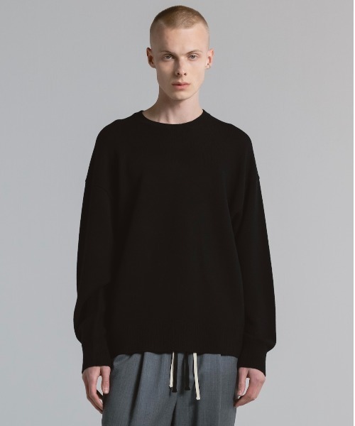 CINOH(チノ)の「CREW NECK KNIT(ニット/セーター・メンズ・ブラック/グレー・46)」の1枚目の写真