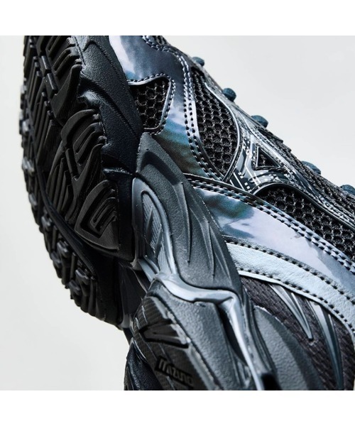 MIZUNO（ミズノ　）の「MIZUNO WAVE RIDER 10（ミズノ ウエーブライダー 10）（スニーカー・メンズ・ブラック系・23cm/23.5cm/24cm/24.5cm/25cm/25.5cm/26cm/26.5cm/27cm/27.5cm/28cm/28.5cm/29cm）」の11枚目の写真