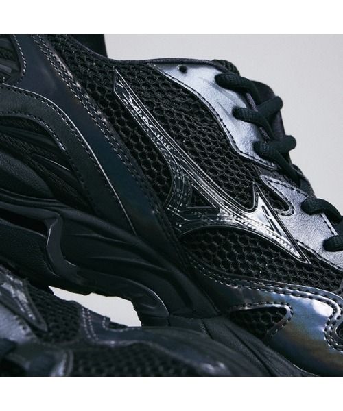 MIZUNO（ミズノ　）の「MIZUNO WAVE RIDER 10（ミズノ ウエーブライダー 10）（スニーカー・メンズ・ブラック系・23cm/23.5cm/24cm/24.5cm/25cm/25.5cm/26cm/26.5cm/27cm/27.5cm/28cm/28.5cm/29cm）」の14枚目の写真