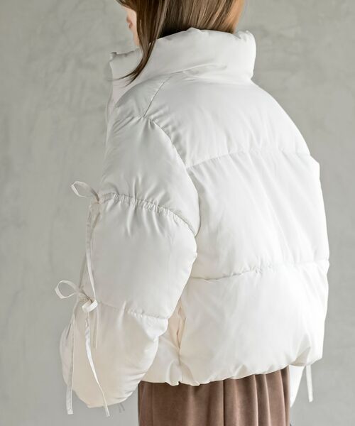 rps（アールピーエス）の「リボン付き中綿スタンドジャケット（ダウンジャケット/コート・レディース・アイボリー/ブラック・フリー）」の8枚目の写真