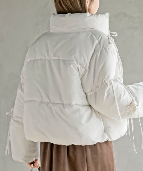 rps（アールピーエス）の「リボン付き中綿スタンドジャケット（ダウンジャケット/コート・レディース・アイボリー/ブラック・フリー）」の9枚目の写真