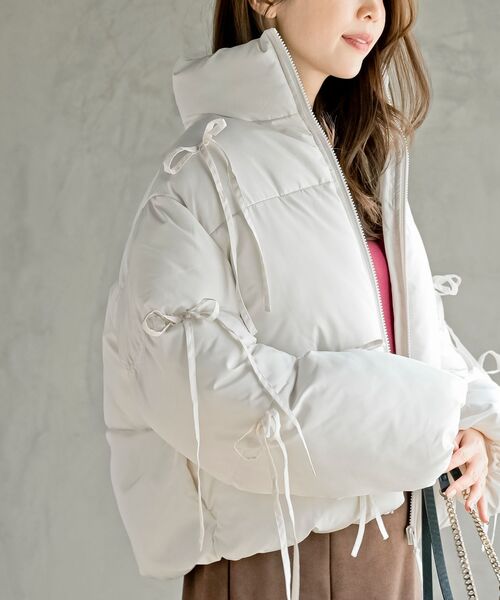 rps（アールピーエス）の「リボン付き中綿スタンドジャケット（ダウンジャケット/コート・レディース・アイボリー/ブラック・フリー）」の10枚目の写真