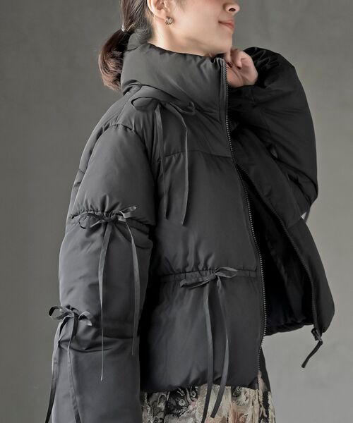 rps（アールピーエス）の「リボン付き中綿スタンドジャケット（ダウンジャケット/コート・レディース・アイボリー/ブラック・フリー）」の18枚目の写真