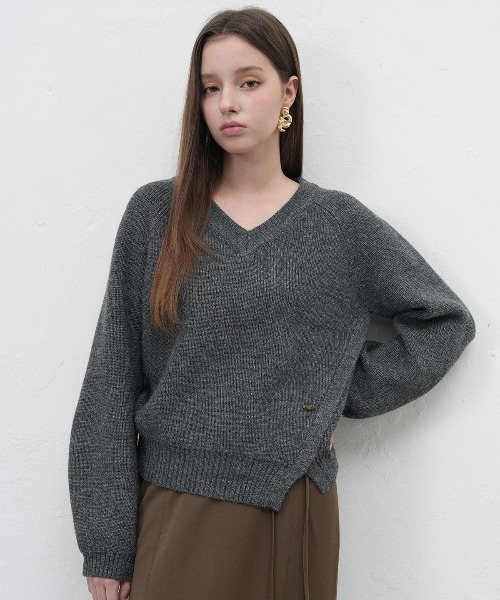 GENERAL IDEA（ジェネラルアイデア）の「v-neck slit hachi knit pullover スリットＶネックニットプルオーバー（ニット/セーター・レディース・カーキ/アイボリー/チャコール・L/M/S）」の2枚目の写真
