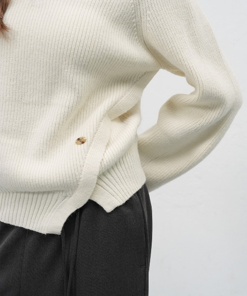 GENERAL IDEA（ジェネラルアイデア）の「v-neck slit hachi knit pullover スリットＶネックニットプルオーバー（ニット/セーター・レディース・カーキ/アイボリー/チャコール・L/M/S）」の5枚目の写真