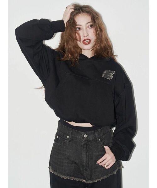 EVRIS（エヴリス）の「デニムワンポイントバルーンショートフーディ【セットアップ着用可能】（パーカー・レディース・ネイビー/グレー/ブラック・FREE）」の2枚目の写真