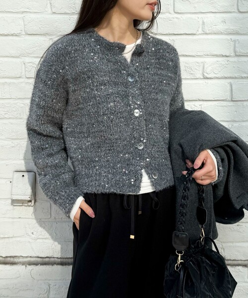 fredy emue（フレディエミュ）の「スパンコールニットカーディガン（カーディガン/ボレロ・レディース・チャコールグレー/ライトグレー/ベージュ/ピンク・38）」の2枚目の写真