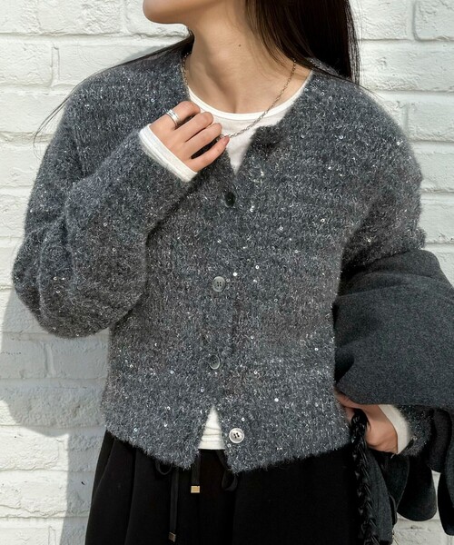 fredy emue（フレディエミュ）の「スパンコールニットカーディガン（カーディガン/ボレロ・レディース・チャコールグレー/ライトグレー/ベージュ/ピンク・38）」の5枚目の写真