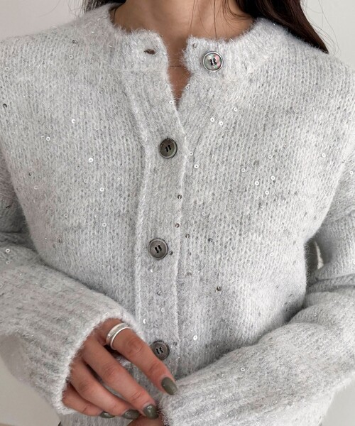 fredy emue（フレディエミュ）の「スパンコールニットカーディガン（カーディガン/ボレロ・レディース・チャコールグレー/ライトグレー/ベージュ/ピンク・38）」の12枚目の写真
