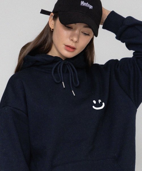 GRAVER（グレーバー）の「[ユニセックス]スモールドローイングスマイルフードパーカー_ネイビー/ホワイトロゴ（パーカー・レディース・ネイビー・SMALL/MEDIUM/LARGE/X-LARGE）」の5枚目の写真