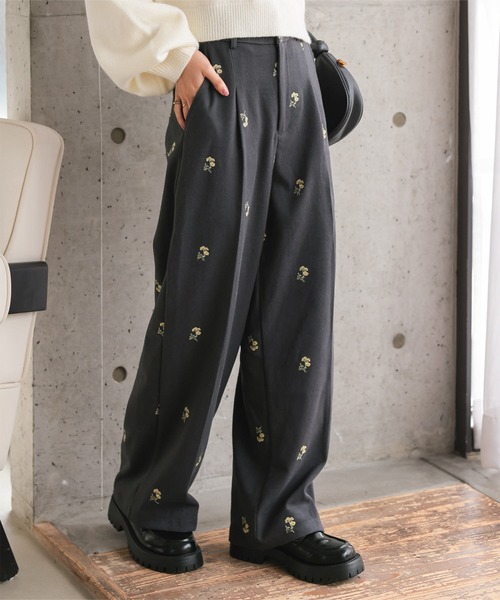 Petitle（プチレ）の「[ 低身長向けサイズ ] 花柄刺繍タックワイドパンツ（その他パンツ・レディース・ブラウン/チャコール・PM）」の3枚目の写真