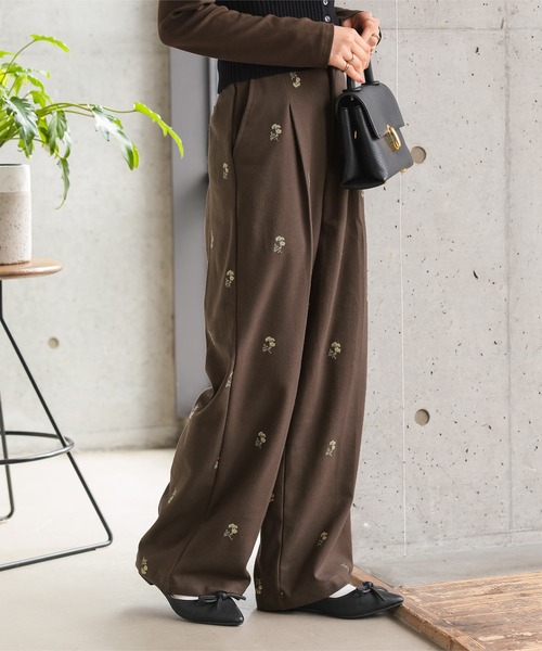 Petitle（プチレ）の「[ 低身長向けサイズ ] 花柄刺繍タックワイドパンツ（その他パンツ・レディース・ブラウン/チャコール・PM）」の5枚目の写真