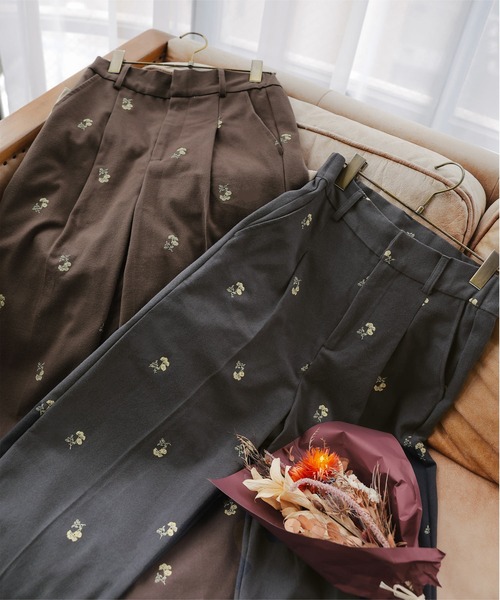Petitle（プチレ）の「[ 低身長向けサイズ ] 花柄刺繍タックワイドパンツ（その他パンツ・レディース・ブラウン/チャコール・PM）」の7枚目の写真