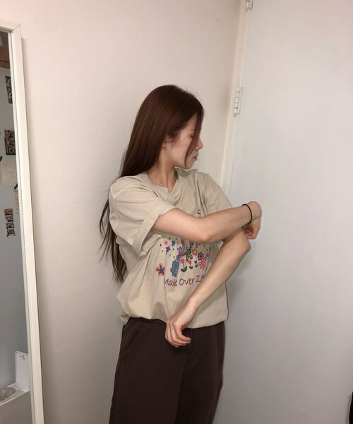 MOZMOZ(モズモズ)の「モズワールド オーバーサイズ ピグメント 半袖Tシャツ ベージュ(Tシャツ/カットソー・レディース・その他・M/XL/XXL)」の5枚目の写真