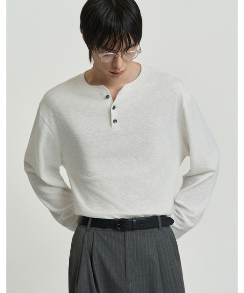 WORK ON BODY OFF（ワークオンボディオフ）の「スリーボタンセミオーバーフィットヘンリーネックロングスリーブ[アイボリー]（Tシャツ/カットソー・メンズ・アイボリー・MEDIUM/LARGE/X-LARGE）」の6枚目の写真