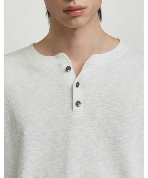 WORK ON BODY OFF（ワークオンボディオフ）の「スリーボタンセミオーバーフィットヘンリーネックロングスリーブ[アイボリー]（Tシャツ/カットソー・メンズ・アイボリー・MEDIUM/LARGE/X-LARGE）」の5枚目の写真