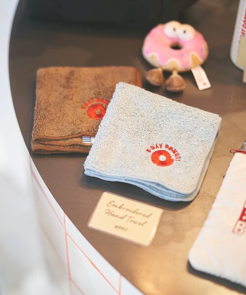 BIRTHDAY BAR(バースデイバー)の「≪BIRTHDAY BARオリジナル≫【B-DAY DONUTS】刺繍タオルハンカチ(ハンカチ/ハンドタオル・レディース・ブラウン/ブルー系その他・0)」の4枚目の写真