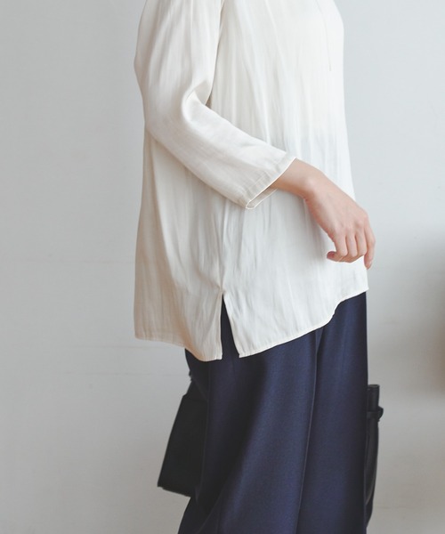 URBAN RESEARCH(アーバンリサーチ)の「ヴィンテージサテンブラウス(シャツ/ブラウス・レディース・オフホワイト/ブラック・FREE)」の4枚目の写真