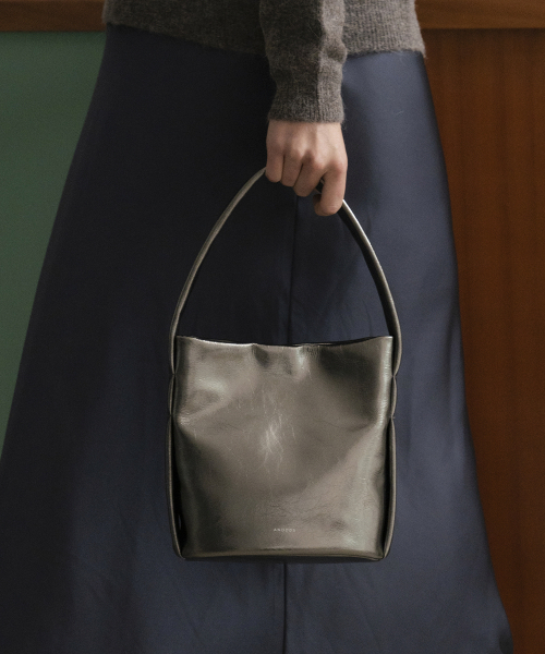ANODDS(アンオズ)の「TEMZ bucket leather tote bag 2 color(トートバッグ・レディース・ブラック/アイボリー/シルバーグレー・FREE)」の4枚目の写真