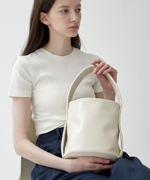 ANODDS(アンオズ)の「TEMZ bucket leather tote bag 2 color(トートバッグ・レディース・ブラック/アイボリー/シルバーグレー・FREE)」の5枚目の写真