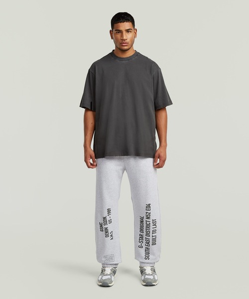 G-STAR(ジースター)の「Stencil Graphic Sweater Pant/ミリタリーディテールステンシルグラフィックスウェットパンツ/セットアップ可能(スウェットパンツ・メンズ・ライトグレー・SMALL/MEDIUM/LARGE/X-SMALL)」の2枚目の写真