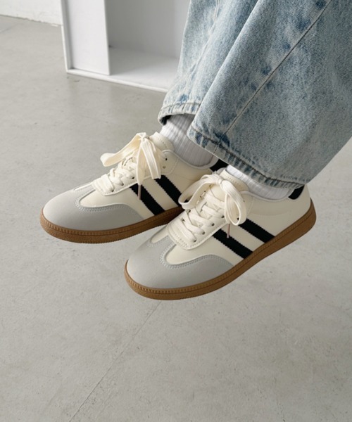 CLEA(クレア)の「【6色展開】ダブルラインスニーカー(スニーカー・レディース・アイボリー/ブラック/ブルー/ホワイト/ピンク/イエロー・23.5cm/24.5cm)」の2枚目の写真