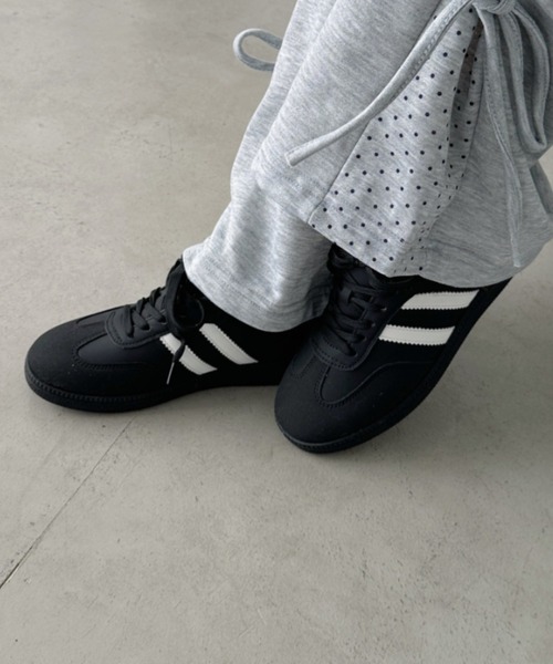 CLEA(クレア)の「【6色展開】ダブルラインスニーカー(スニーカー・レディース・アイボリー/ブラック/ブルー/ホワイト/ピンク/イエロー・23.5cm/24.5cm)」の3枚目の写真