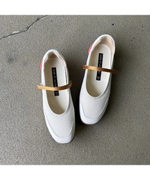 Mode et Jacomo（モードエジャコモ）の「ストラップバレエスニーカー（スニーカー）」