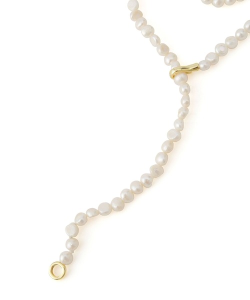 ADAM ET ROPE'（アダムエロペ）の「【EO for ADAM ET ROPE'】Pearl Long Necklace with Gold Hook（ネックレス・レディース・ホワイト・FREE）」の3枚目の写真