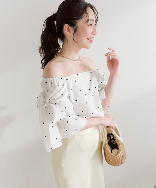 La boutique BonBon（ラブティックボンボン）の「【KAZUMI監修カラーあり・モテブラウス】リボンフレアスリーブブラウス（シャツ/ブラウス・レディース・サックスブルー/ホワイト/ネイビー・FREE）」の4枚目の写真